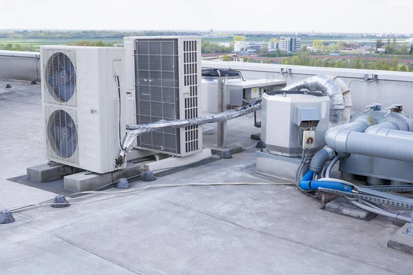 Instalação de equipamentos de ar condicionado — Fotografia de Stock