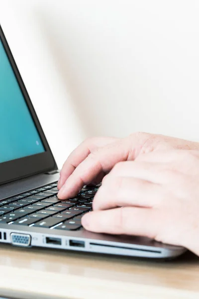 Man writes on a laptop — Stock Photo, Image