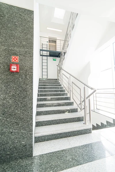 Лестница в офисном здании — стоковое фото