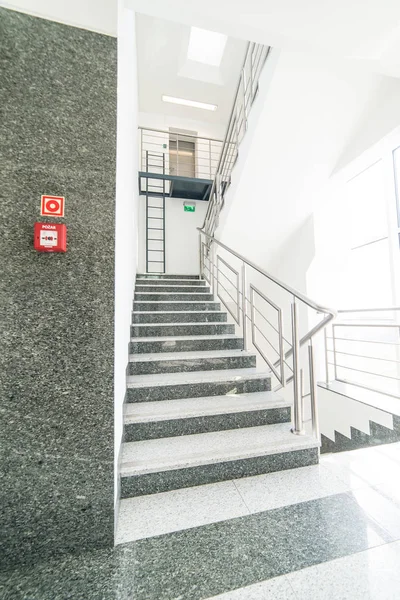 Escadaria no prédio de escritórios — Fotografia de Stock