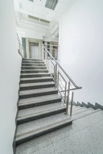 Elevator in the stairwell — Stock Photo, Image