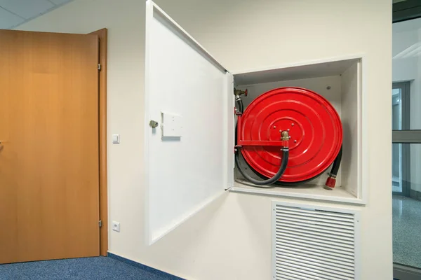 壁に赤い消火栓 — ストック写真