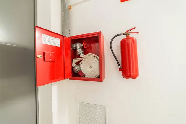 Огнетушитель и пожарный гидрант — стоковое фото