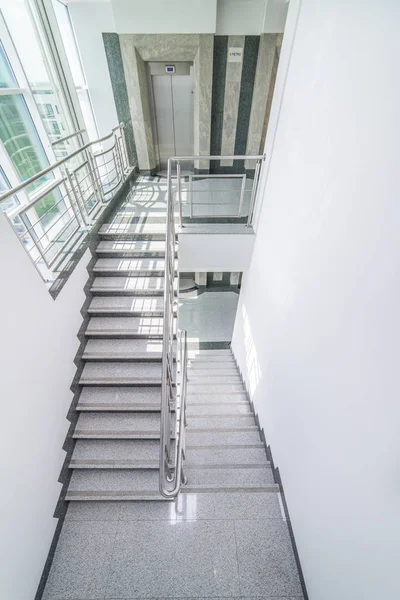 Escadaria no prédio de escritórios — Fotografia de Stock