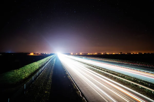 Motorvägen på natten — Stockfoto