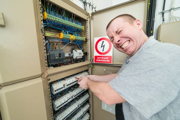 Eletricista branco eletrocutado — Fotografia de Stock
