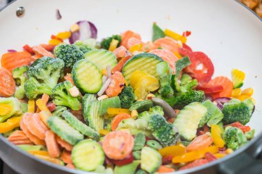 Dondurulmuş sebzeler tavada karışımı