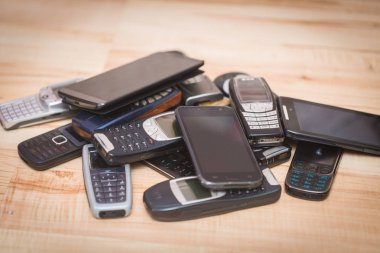 Cep telefonları yığını. Eski ve yeni modelleri