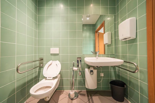 残疾人士的的绿色 现代浴室 — 图库照片