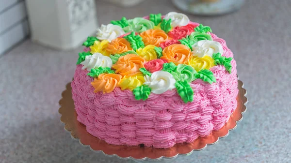 蛋糕上的格子图案的多彩蛋糕站 — 图库照片