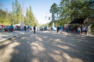 Kuznice, Polonya-Eylül 18: 2017 Zakopane, Polonya için teleferik Tarih Kasprowy Wierch Septomer 18, biletlerini duran insanlar büyük sırasını.