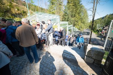Kuznice, Polonya-Eylül 18: 2017 Zakopane, Polonya için teleferik Tarih Kasprowy Wierch Septomer 18, biletlerini duran insanlar büyük sırasını.