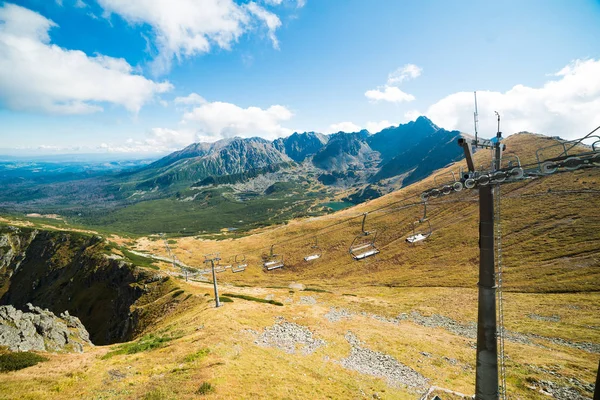 Kayak sezonu sonra Lehçe dağlar asansörde sandalye