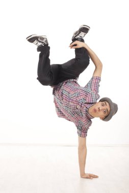 Bacaklar ile bir yandan oturarak neşeli erkek dansçı.