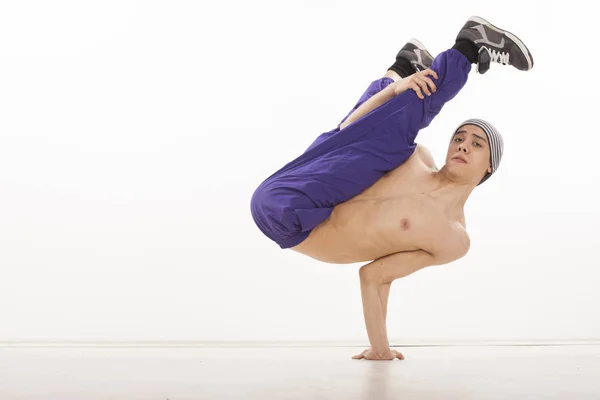 Joven hombre en topless sentado en una mano en posición streetdance ho — Foto de Stock