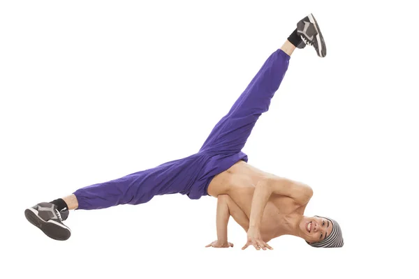 Jovem dançarino topless sentado em sua cabeça com as pernas para cima e para trás — Fotografia de Stock