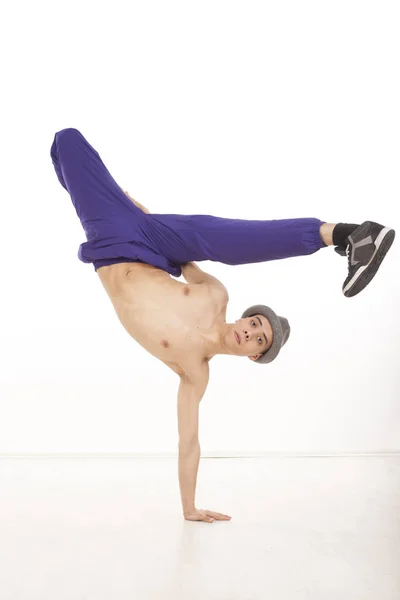 Ajuste joven bailarín en posición breakdance —  Fotos de Stock