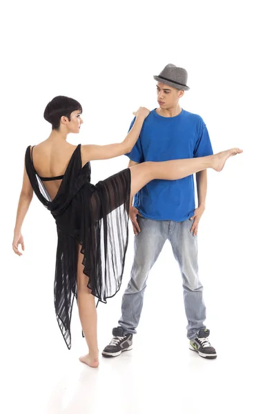 Zwei moderne Balletttänzerinnen in dynamischer Actionfigur, weißer Hintergrund — Stockfoto