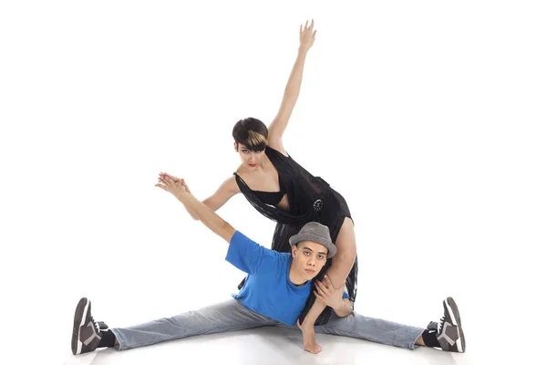 两个现代芭蕾舞演员在画室里摆姿势。白色背景 — 图库照片
