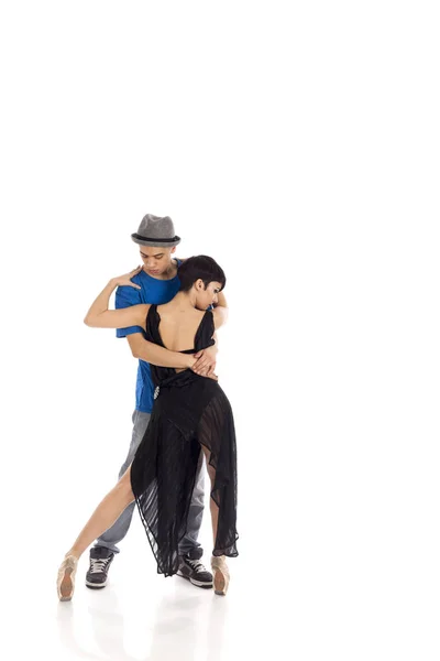 Dos jóvenes artistas sexy pareja bailando cerca en el estudio, en punta, fondo blanco — Foto de Stock