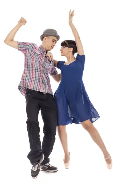 二人の若いダンサーのカップル Pointes とピンクの市松模様のシャツと帽子を身に着けているハンサムな男の青い透明なドレスを着て魅力的なバレリーナ 白い背景のスタジオ画像 ストック画像