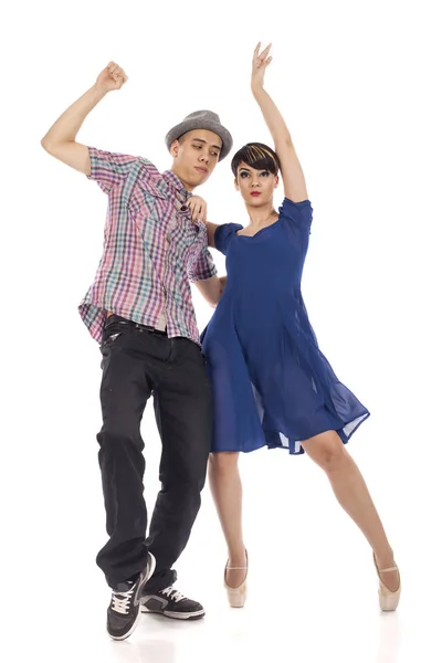二人の若いダンサーのカップル Pointes とピンクの市松模様のシャツと帽子を身に着けているハンサムな男の青い透明なドレスを着て魅力的なバレリーナ 白い背景のスタジオ画像 ロイヤリティフリーのストック写真