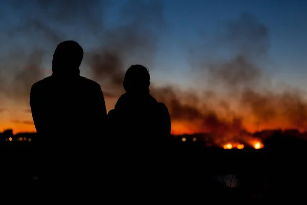 Sylwetki Ludzi Obserwujących Ogień Rozprzestrzeniający Się Roślinności Parcul Natural Vacaresti — Zdjęcie stockowe