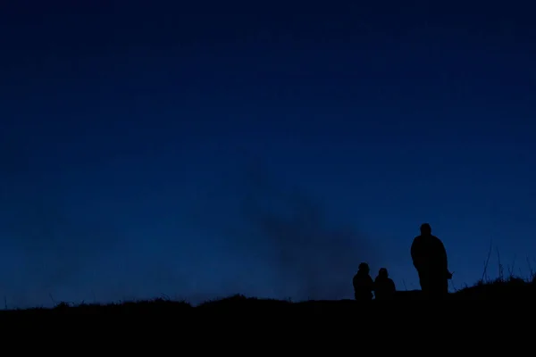 Silhouettes Personnes Regardant Feu Propager Travers Végétation Dans Parcul Natural Photos De Stock Libres De Droits