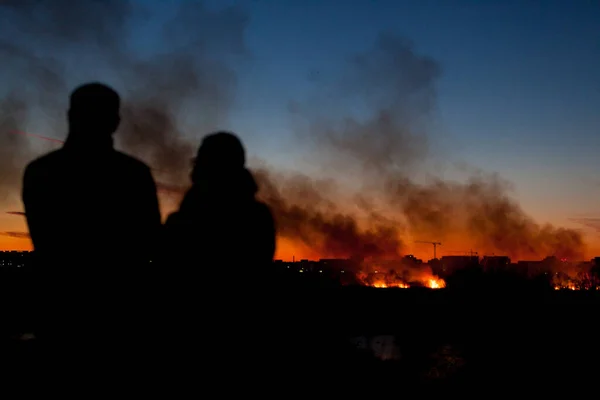 パルクナチュラル ヴァカレスティの植生に広がる火を見ている人々のシルエット 当局者達は 3ヘクタール以上が焼失し 風によって扇動されたと言います ブカレスト南部のデルタ ヴァカレスティ ルーマニア ストックフォト