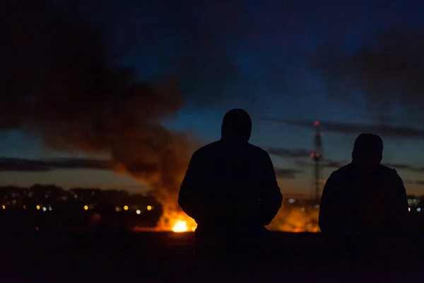 Silhouette Persone Che Osservano Fuoco Diffondersi Nella Vegetazione Parcul Natural Fotografia Stock