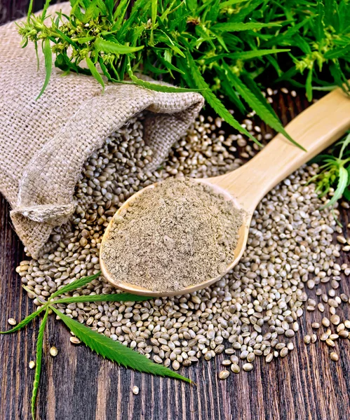 Mehl Hanf in Löffel mit Blatt und Tasche an Bord — Stockfoto