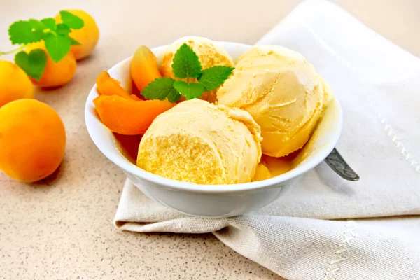 Damasco de sorvete com hortelã em tigela branca em guardanapo — Fotografia de Stock
