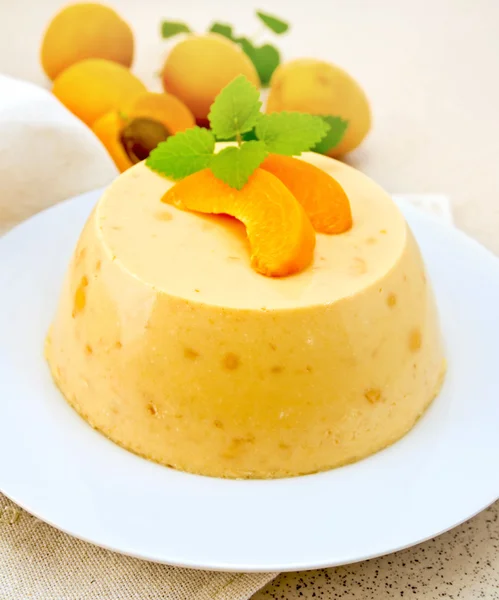 杏与薄荷和水果在餐巾纸上的奶油布丁 — 图库照片