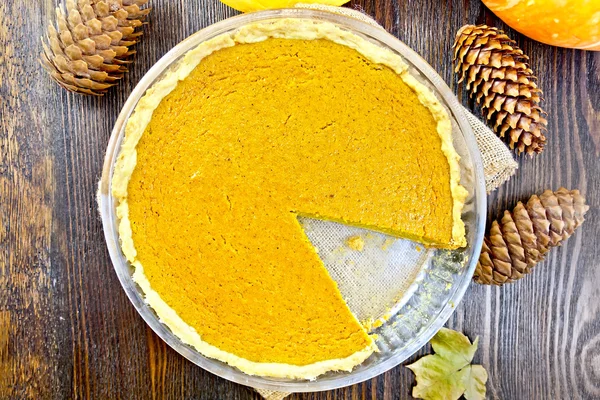 Tarte citrouille dans une casserole en verre sur le dessus de table — Photo