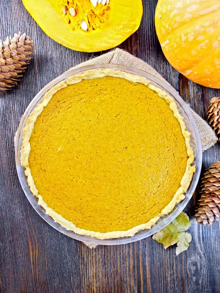 Tarte citrouille dans la casserole sur le dessus de table — Photo