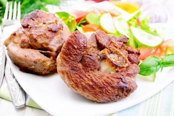 Steak de dinde rôti avec légumes à bord — Photo