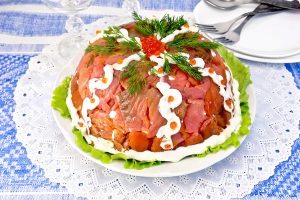 Salada com salmão em prato em toalha de mesa azul — Fotografia de Stock