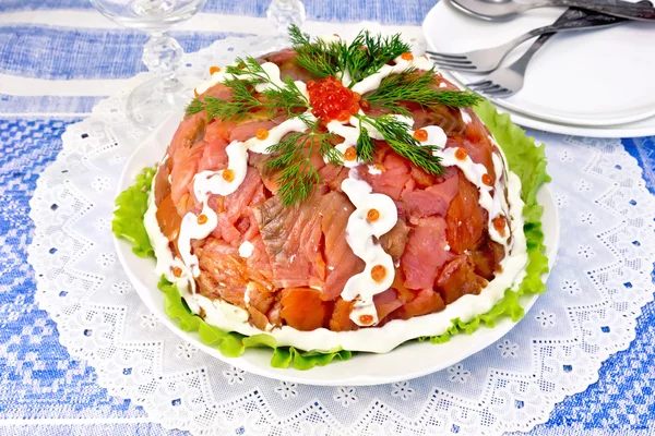 Ensalada con salmón en plato sobre mantel azul —  Fotos de Stock