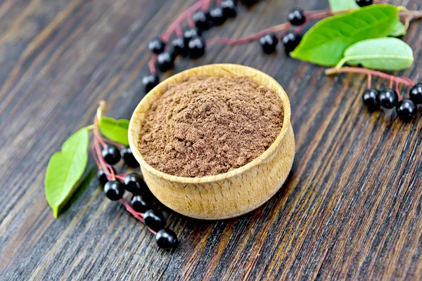 Cereja de pássaro farinha em tigela com bagas a bordo — Fotografia de Stock