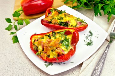 Sosis ve granit beyaz tabakta beyaz peynir ile doldurulmuş biber