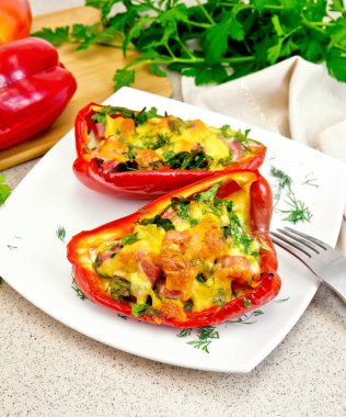 Sosis ve beyaz plaka taş t üzerinde beyaz peynir ile doldurulmuş biber