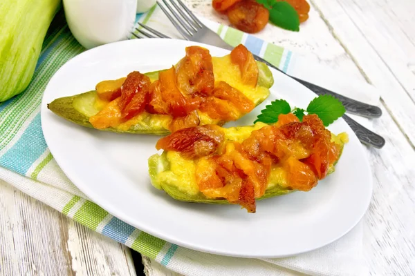 Zucchini in würziger Sauce auf leichtem Brett — Stockfoto