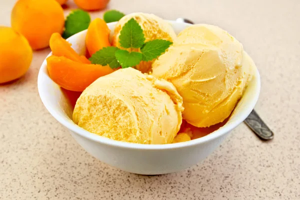 Helado de albaricoque en tazón blanco en la mesa — Foto de Stock