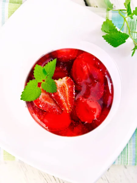 桌上有薄荷的果冻草莓 — 图库照片