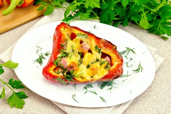 Γεμιστή πιπεριά με λουκάνικο και τυρί στο πιάτο — Φωτογραφία Αρχείου