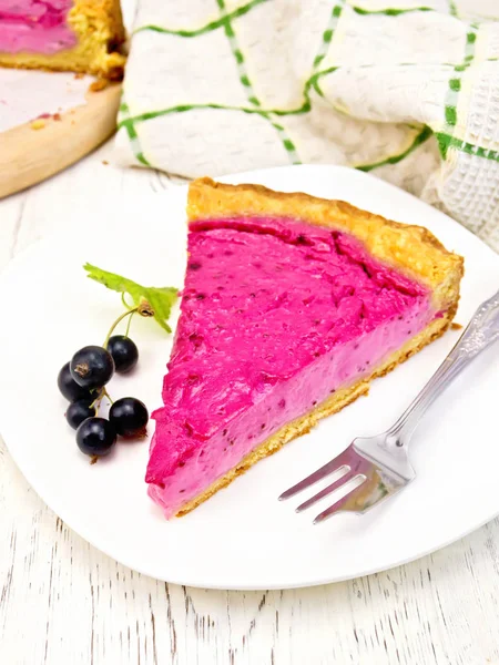 Kuchen mit schwarzen Johannisbeeren im Teller mit Minze an Bord — Stockfoto