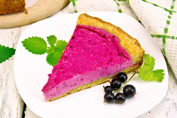 Tarta de grosellas negras en plato sobre tabla ligera —  Fotos de Stock