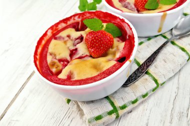 Işığı kartı üzerinde iki kase çilek puding