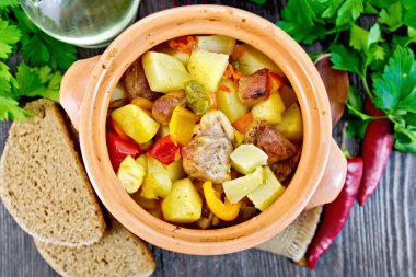 Et ve patates üst kurulu kil tencerede rosto