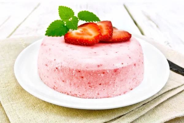 Panna 보드에 민트와 딸기 — 스톡 사진